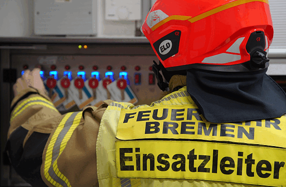 Einsatzleiter Feuerwehr Bremen in Brandmeldezentrale.