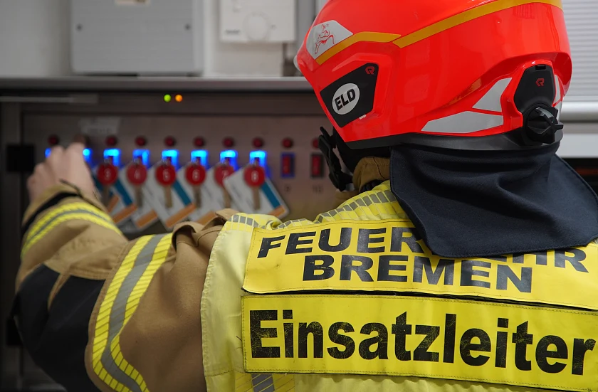 Einsatzleiter Feuerwehr Bremen in Brandmeldezentrale.