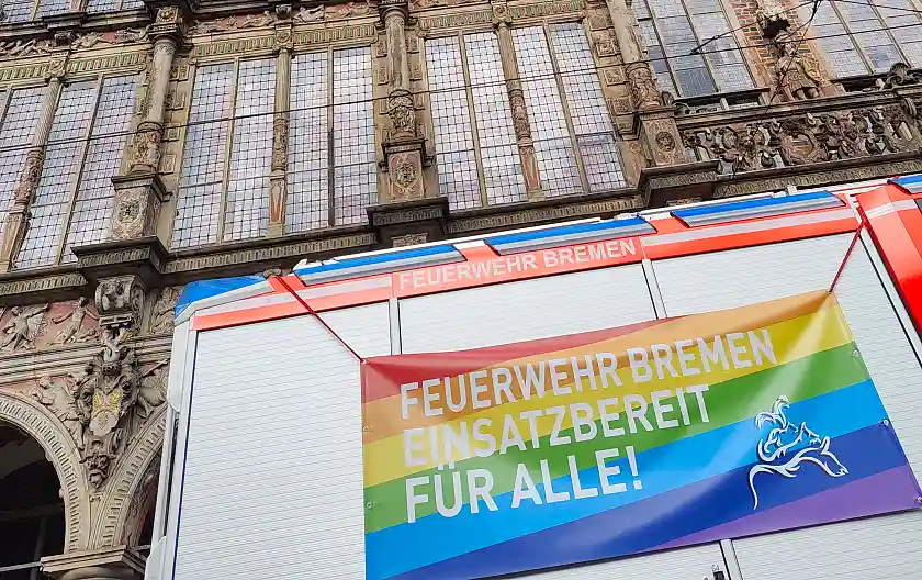 Feuerwehrfahrzeug mit Regenbogenbanner