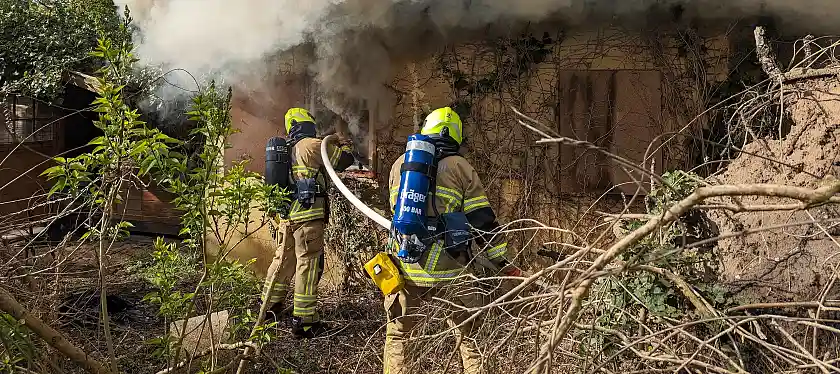 Zwei Feuerwehrleute bei einem Parzellenbrand.