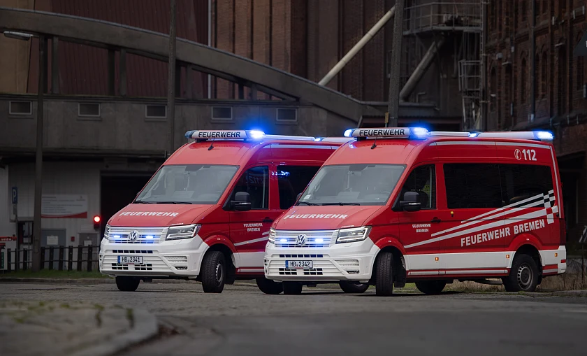 Zwei Einsatzleitwagen der Feuerwehr Bremen