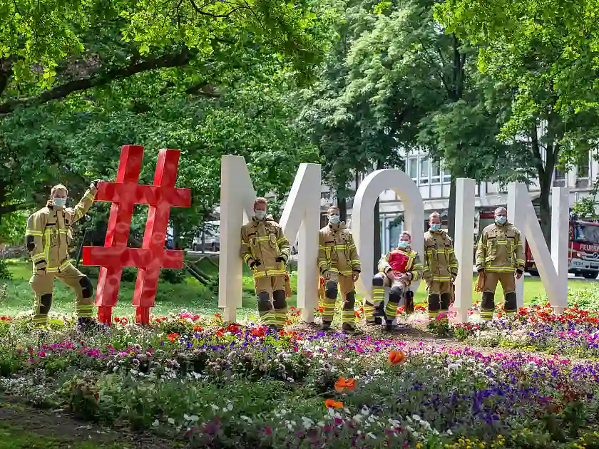 Kollegen vor dem Schriftzug MOIN