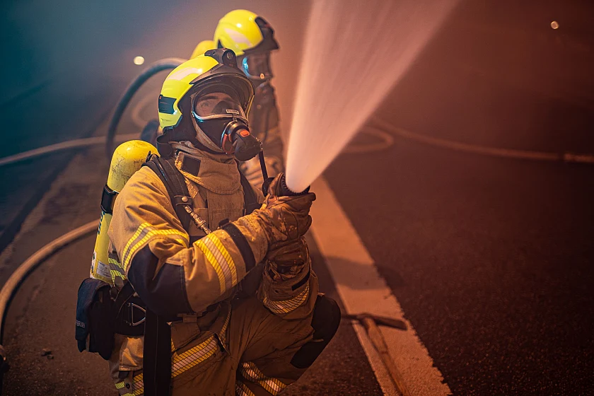 Zwei Feuerwehrleute unter Atemschutz am Strahlrohr