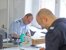 Zwei Feuerwehrleute bei einem theoretischen Test