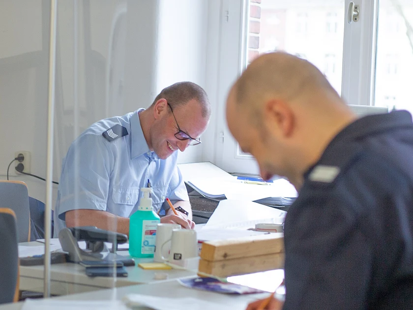 Zwei Feuerwehrleute bei einem theoretischen Test