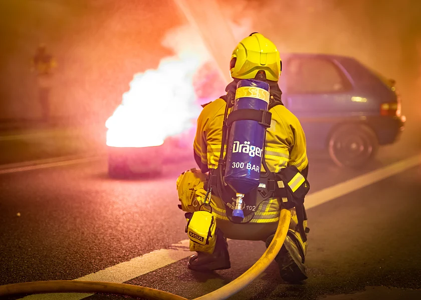 Einsatzkraft der Feuerwehr mit Atemschutzgerät im Löscheinsatz
