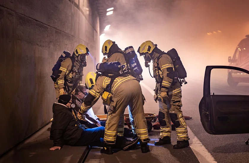 Feuerwehrleute unter Atemschutz bei einer Tunnelübung.