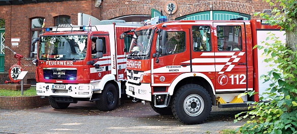 Zwei Löschgruppenfahrzeuge der Freiwilligen Feuerwehr Bremen-Vegesack vor dem Feuerwehrhaus.