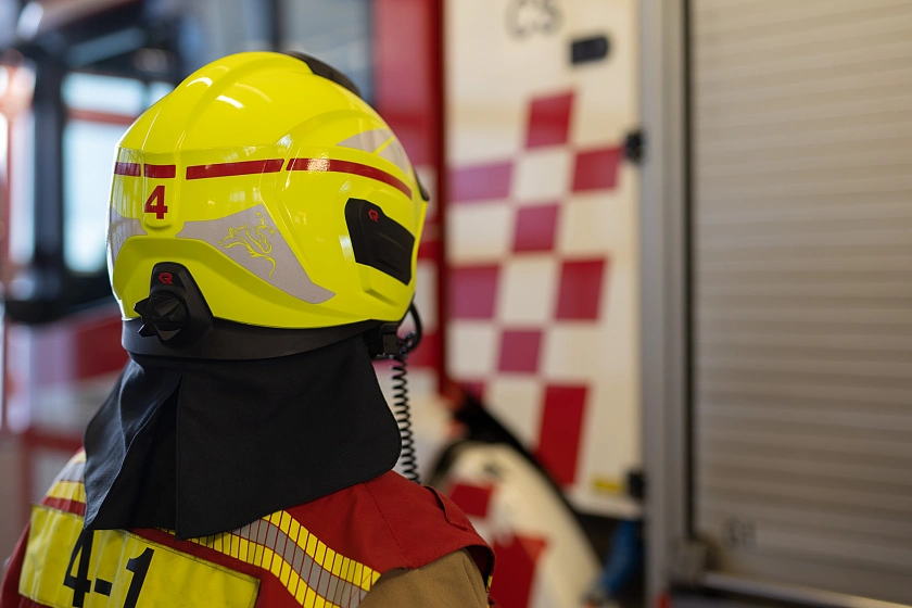 Feuerwehrhelm der Feuerwehr Bremen - mit Helmkennzeichnung einer Führungsfunktion im Einsatz.