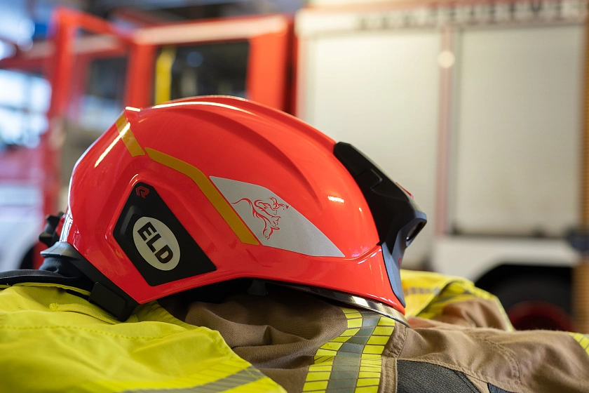Helm eines Einsatzleitdienstes der Feuerwehr Bremen.