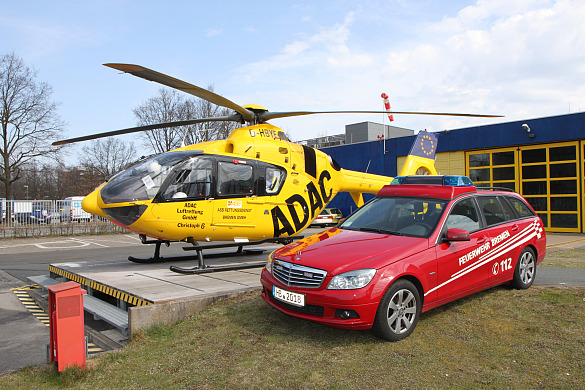 Feuerwehr-Pkw mit Rettungshubschrauber Christoph 6