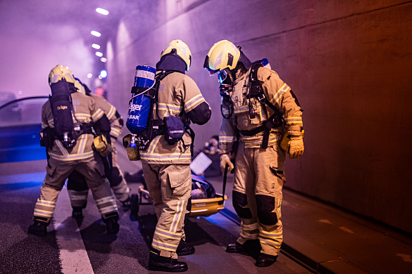 Einsatzkräfte der Feuerwehr bei der Menschenrettung in einem Tunnel.