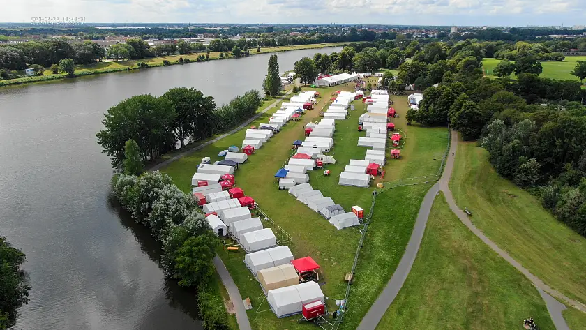Blick von oben auf ein Zeltlager