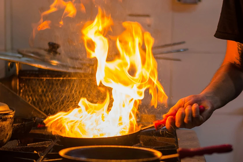 Stichflamme in der Bratpfanne