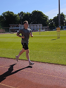 Sportler auf der Laufbahn