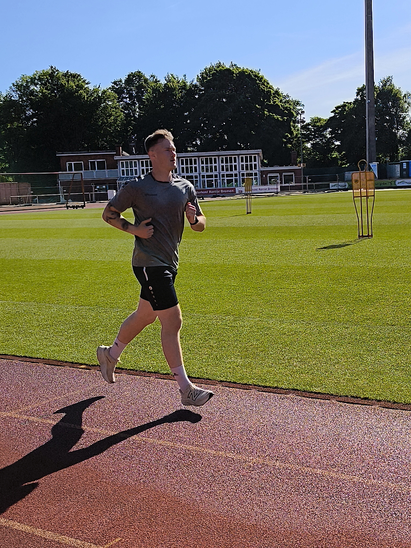 Sportler auf der Laufbahn