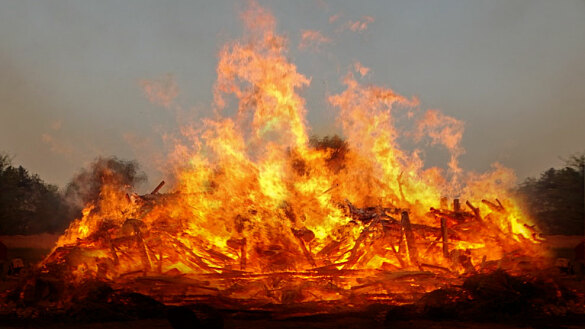 Ein brennendes Osterfeuer.