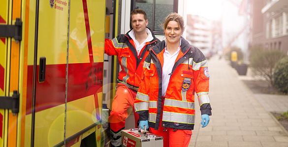 Zwei Einsatzkräfte des Rettungsdienst Bremen