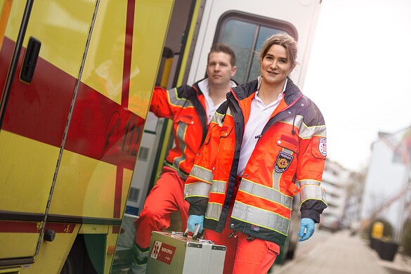 Zwei Rettungsdienst Personen an einem Rettungswagen