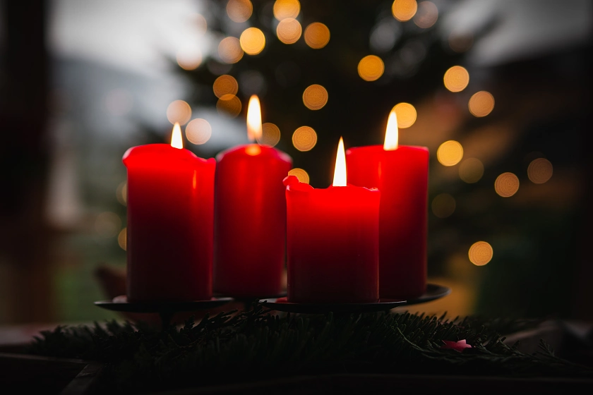 Adventskranz mit roten Kerzen