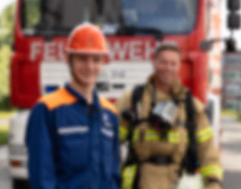 Symbolbild mit einem Jugendfeuerwehrmitglied und einem Feuerwehrmann