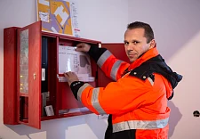 Ein Mitarbeiter des Vorbeugenden Brandschutz 