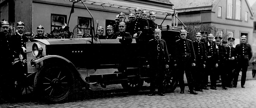 1920 bis 1933 Freiwillige Feuerwehr Aumundt, Feuerwehrleute vor und in einem Löschfahrzeug