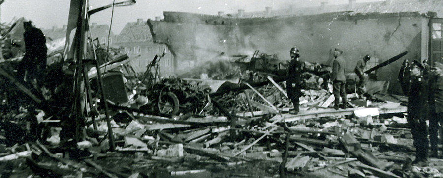 1944 zerstörte Wohnhäuser mit mehreren Feuerwehrkollegen