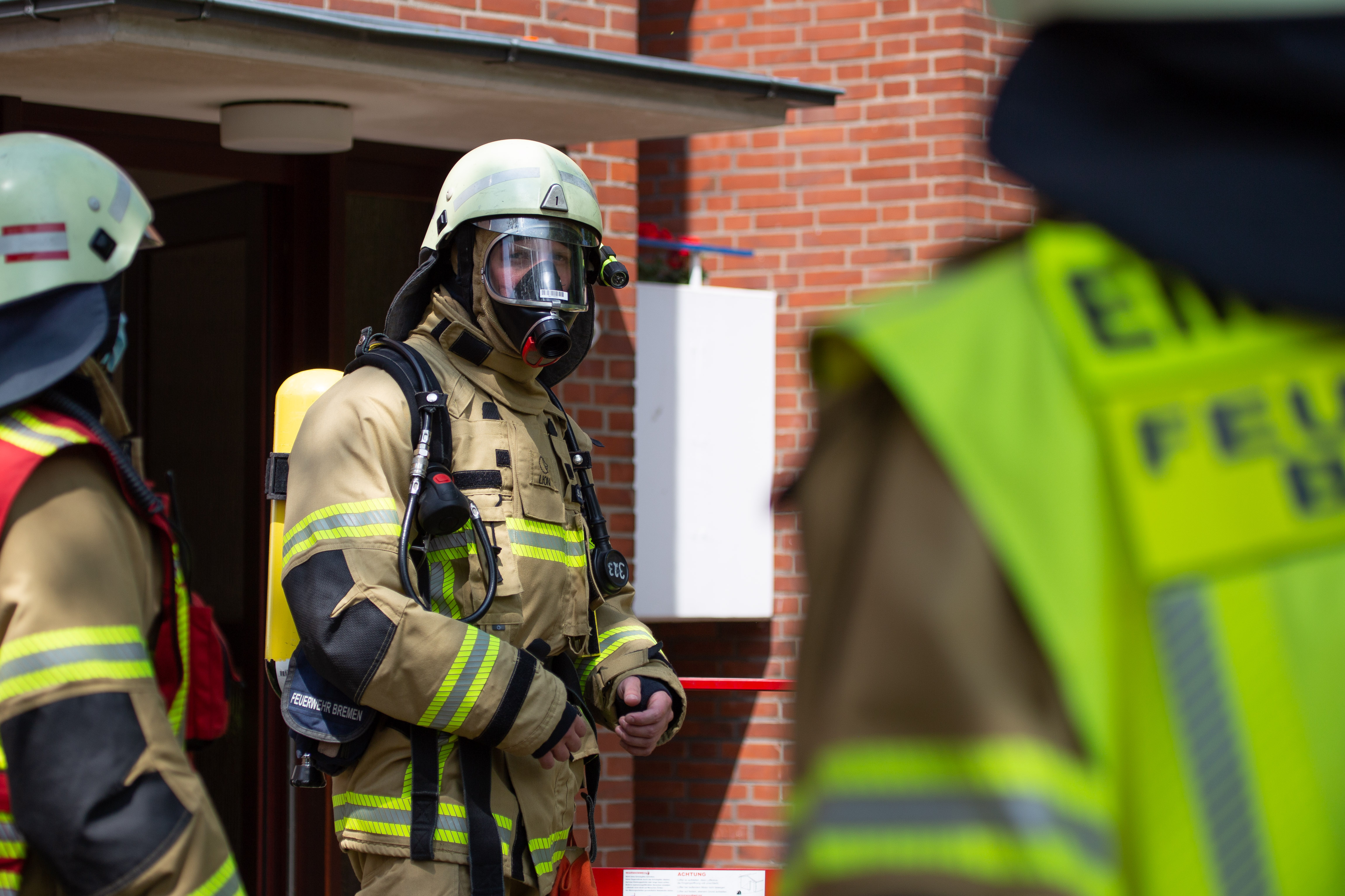 Einsatzbild mit Atemschutzgeräteträger der Feuerwehr Bremen