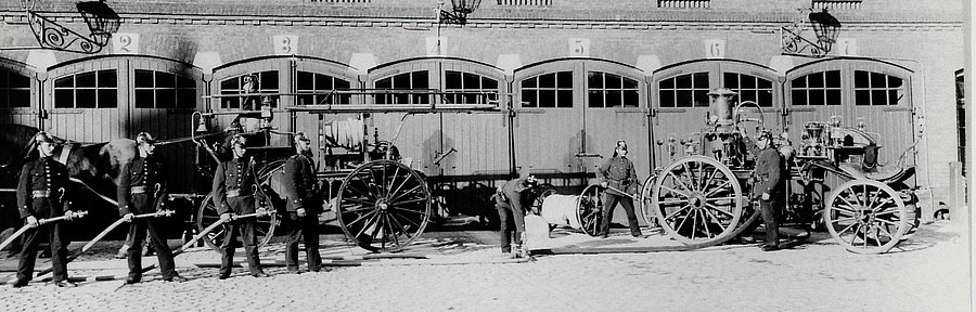 Ein Löschzug der Feuerwehr Bremen von 1875 mit Pferden