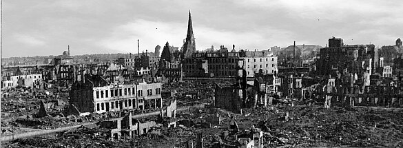 1945 - Ende des Krieges mit vielen zerbombten Gebäuden