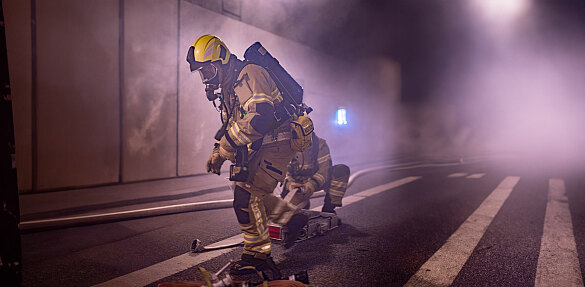 Feuerwehr arbeitet unter Atemschutz