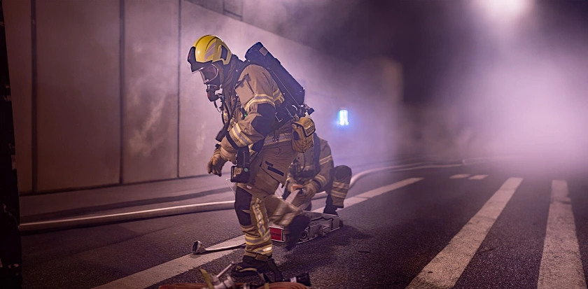 Feuerwehr arbeitet unter Atemschutz