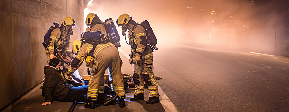 Rettung zweier Personen durch die Feuerwehr unter Atemschutz in einem Tunel