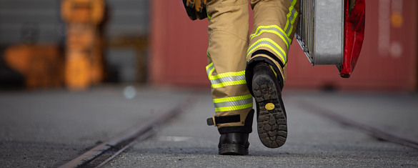 Eine laufende Person von Hinten Schwerpunkt die Feuerwehrstifel