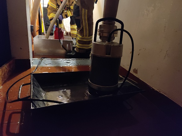 Symbolbild Wasser im Keller mit Tauchpumpe der Feuerwehr