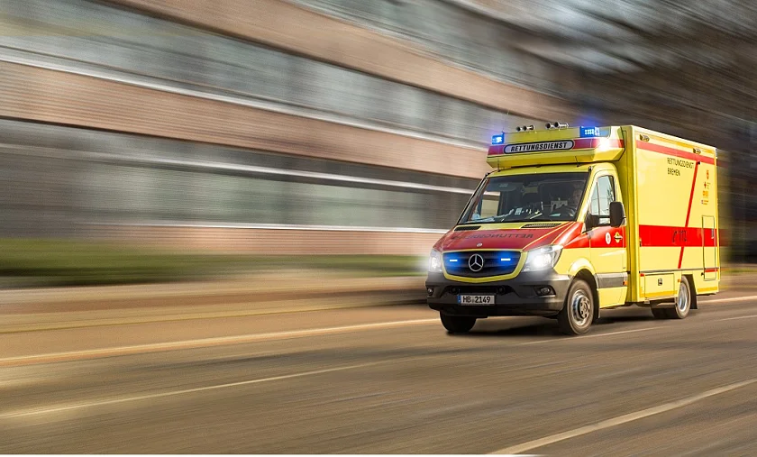 Rettungswagen in Bewegung, Rettungswagen während der Fahrt