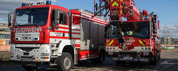 Foto eines Rüstwagens und eines Feuerwehrkrans