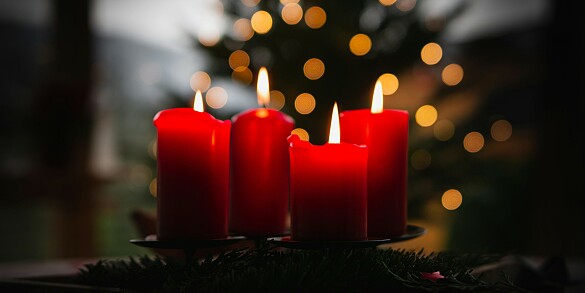 Brennende Kerzen auf einem Adventskranz
