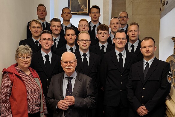 Gruppenbild im Rathaus zur ersten Vereidigung der Feuerwehr Bremen im Jahr 2025