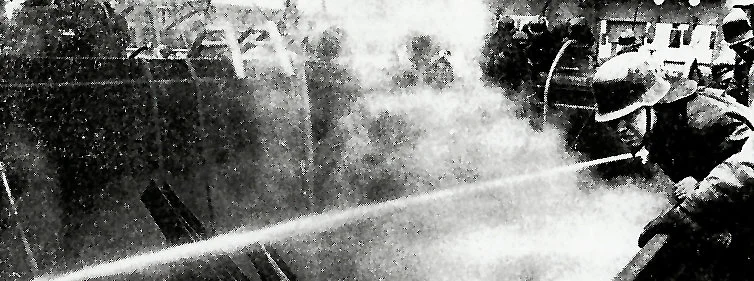 Explosion auf der WIHINAPA Feuerwehrmänner mit Strahlrohr beim löschen mit Wasser