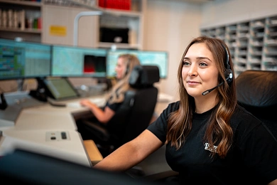Junge Frau in der Rettungsleitstelle.