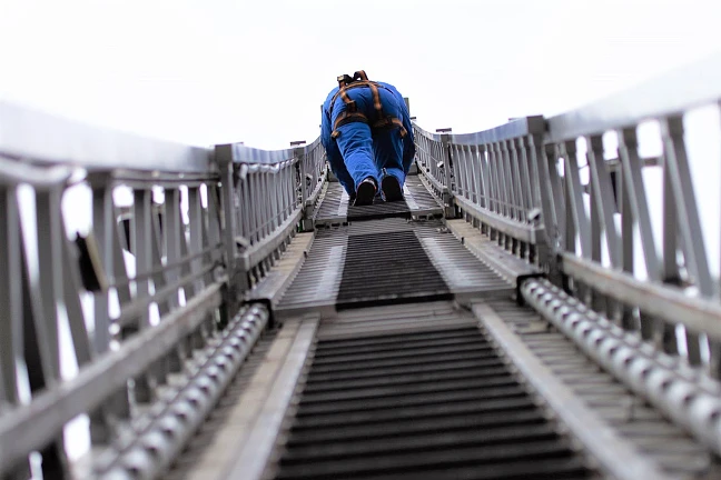 Person auf Drehleiter der Feuerwehr