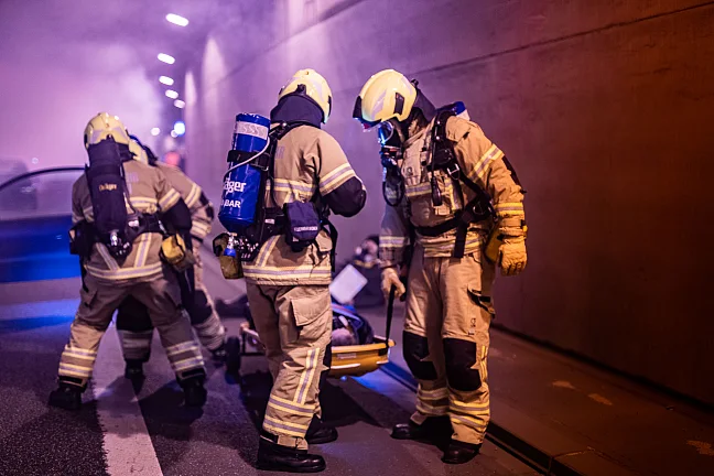 Einsatzkräfte der Feuerwehr bei einer Tunnelübung