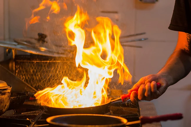 Stichflamme in Bratpfanne