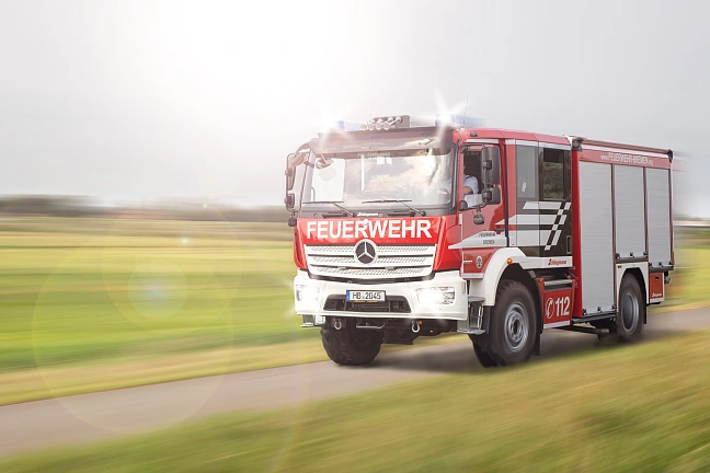 Löschfahrzeug der Feuerwehr in Bewegung