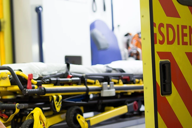 Ausschnitt von der Trage eines Rettungswagens