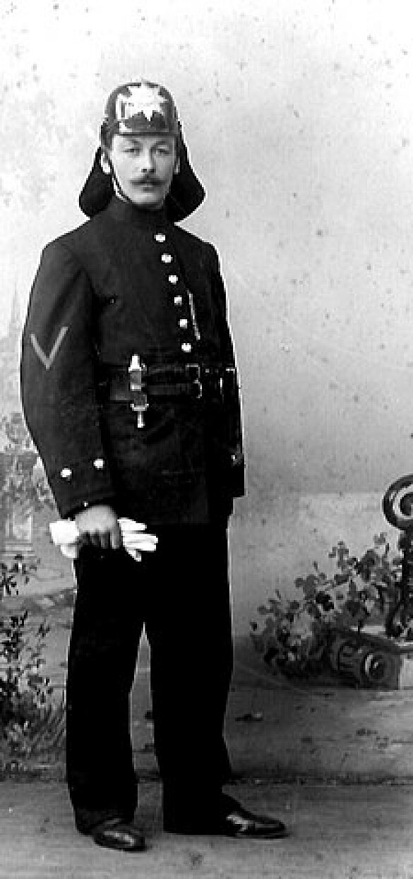 Bremer Feuerwehrmann in historischer Einsatzbekleidung.